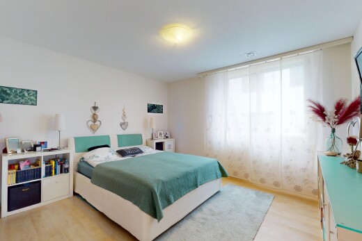 zimmer / schlafzimmer mit holzfußboden und natürliches licht