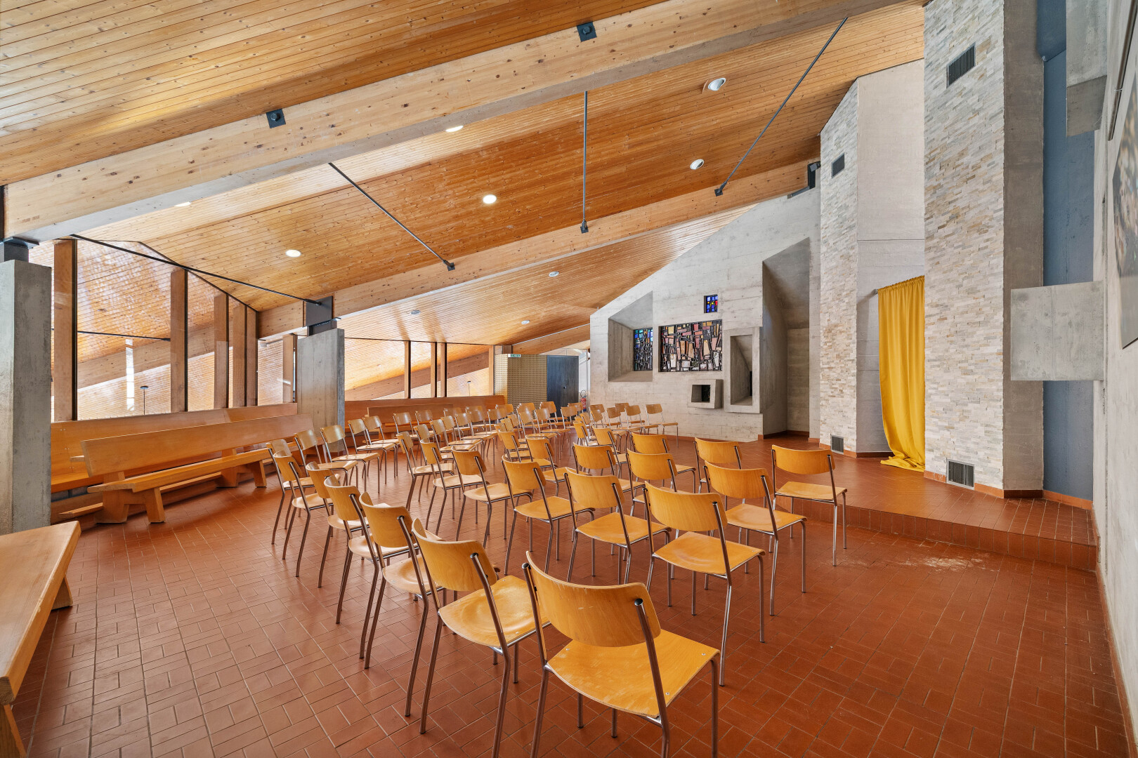 esszimmer mit ziegelfußboden, hohe decke, einbauleuchten, und holzdecke