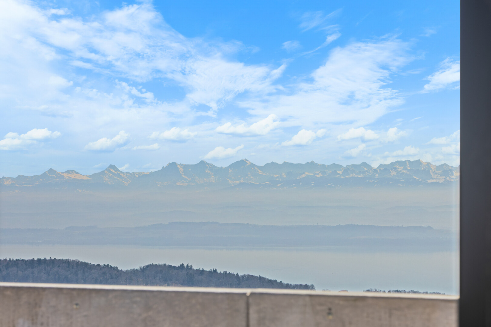 seesicht mit blick auf die berge