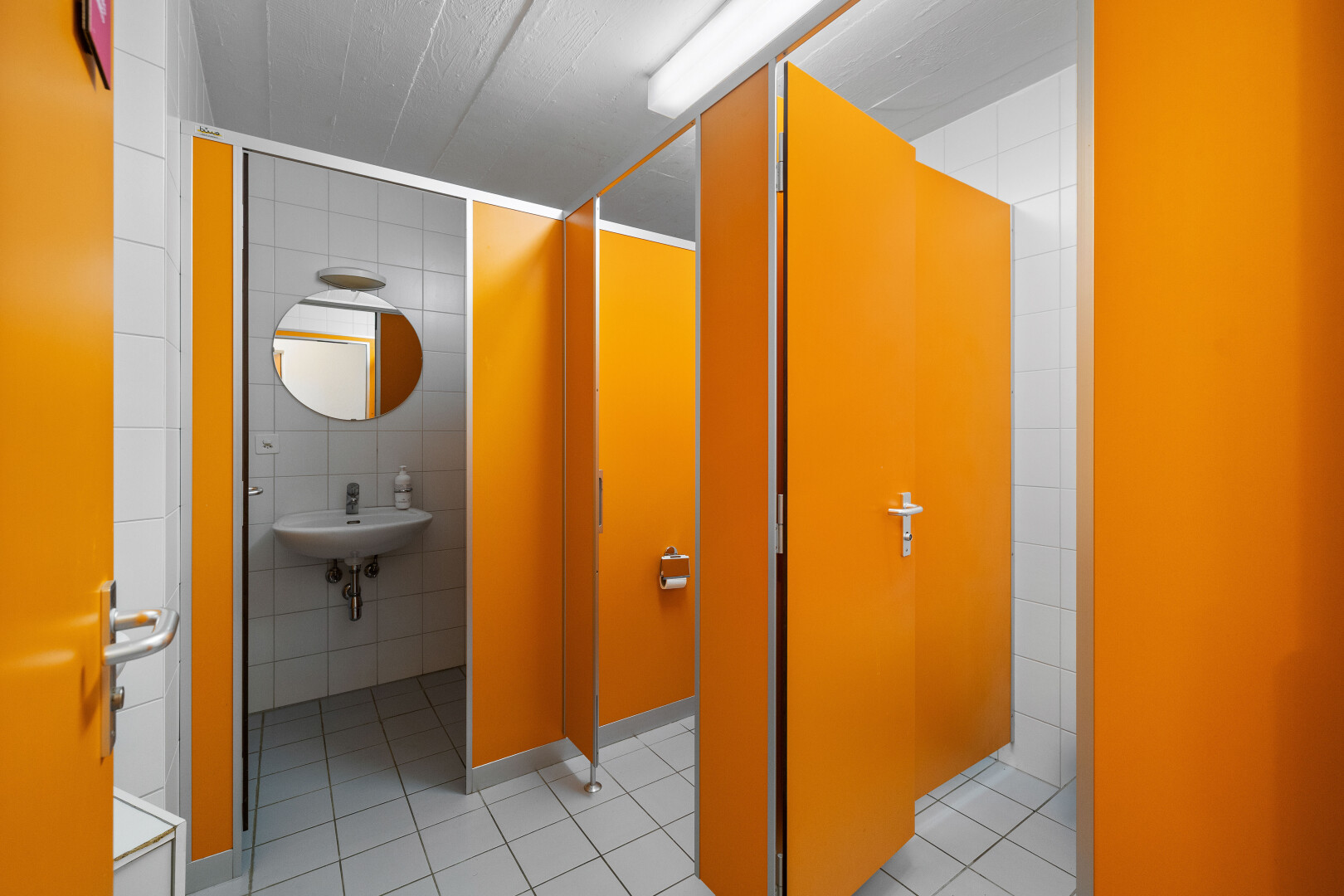 innenraum mit fliesenboden und fliesenwand