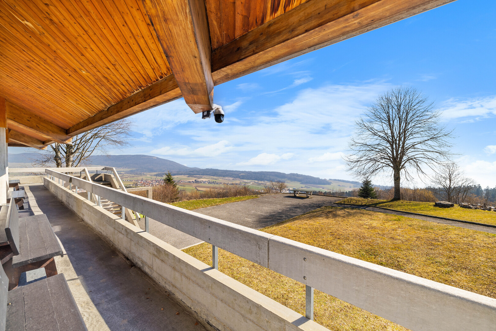 balkon mit ländliche aussicht und blick auf die berge