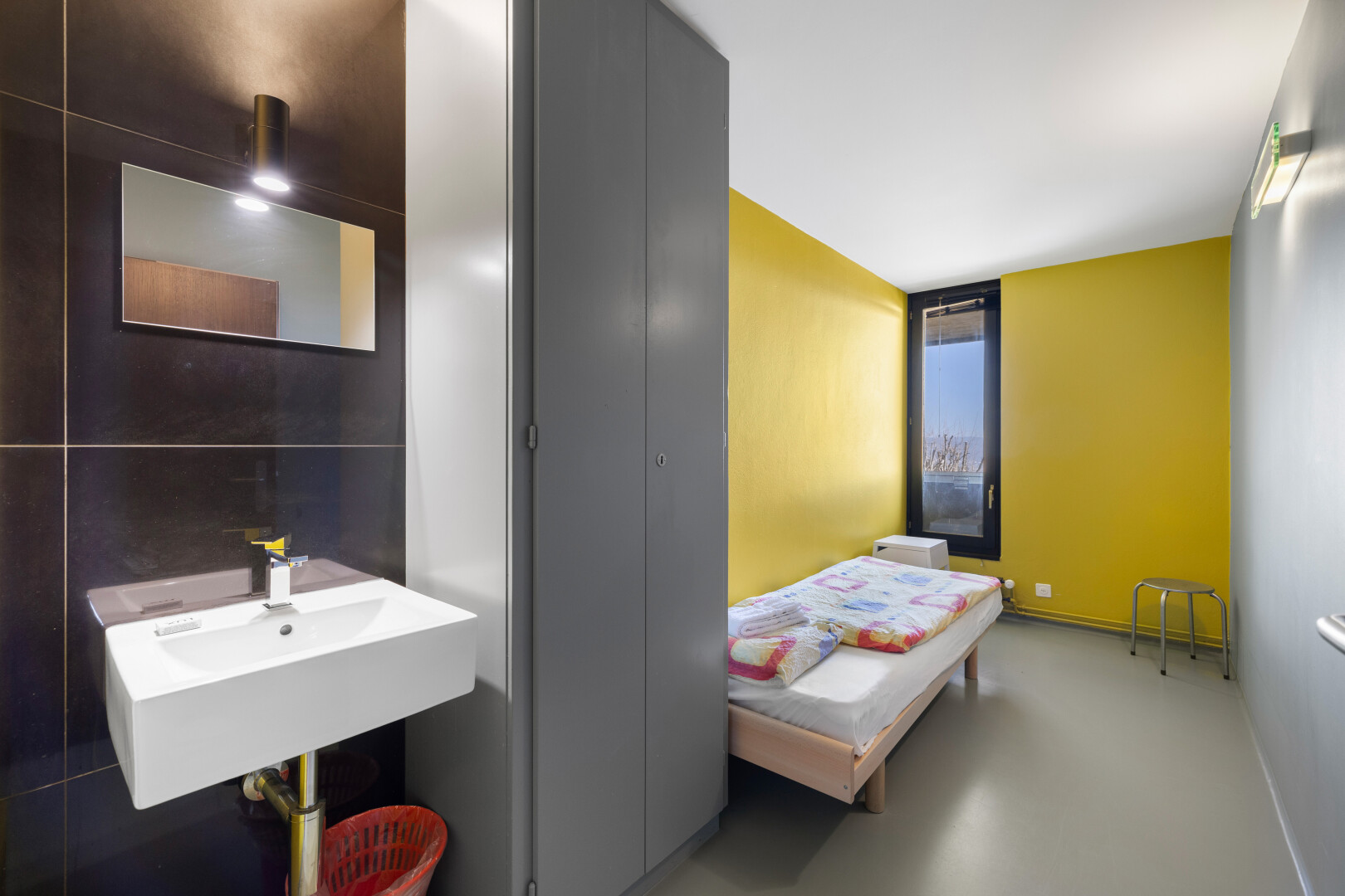 bad mit gipskartonwand, waschbecken, spiegel, und betonboden