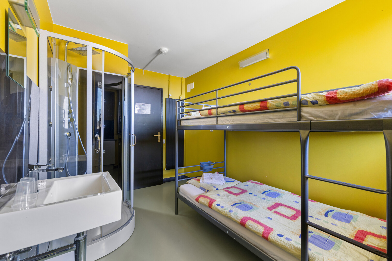 zimmer / schlafzimmer mit betonboden, gipskartonwand, und waschbecken