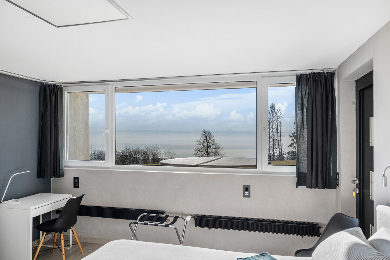 wohnzimmer mit gipskartonwand, natürliches licht, und kühler
