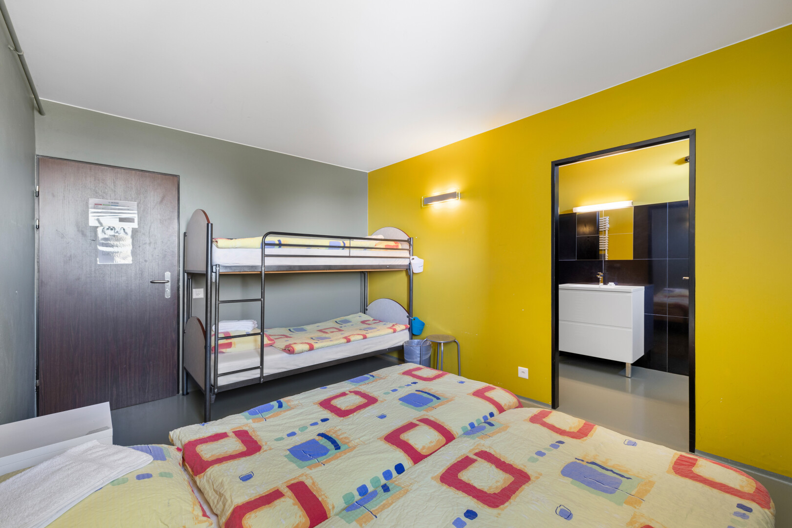 zimmer / schlafzimmer mit betonboden und gipskartonwand