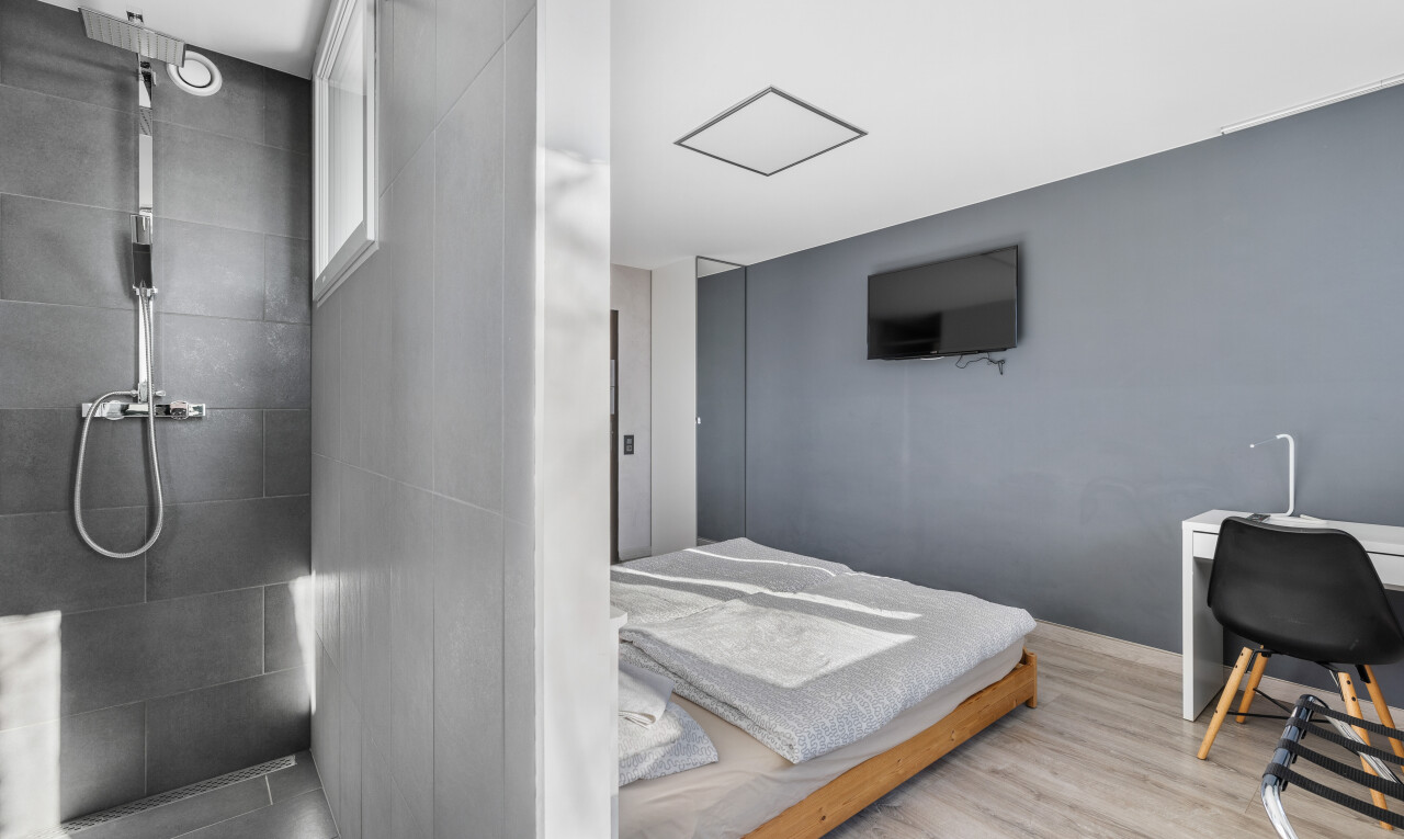 chambre avec sol en finition bois et télévision