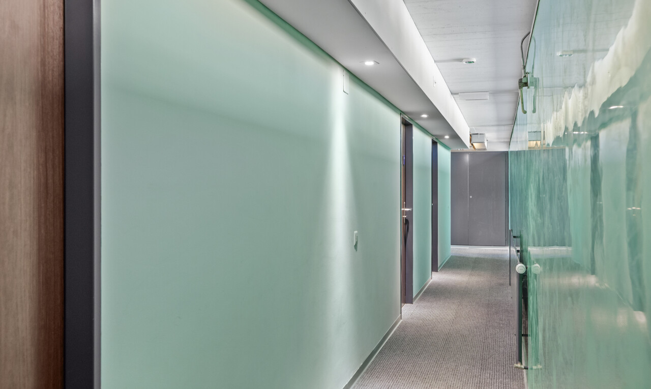 couloir avec cloison sèche et moquette