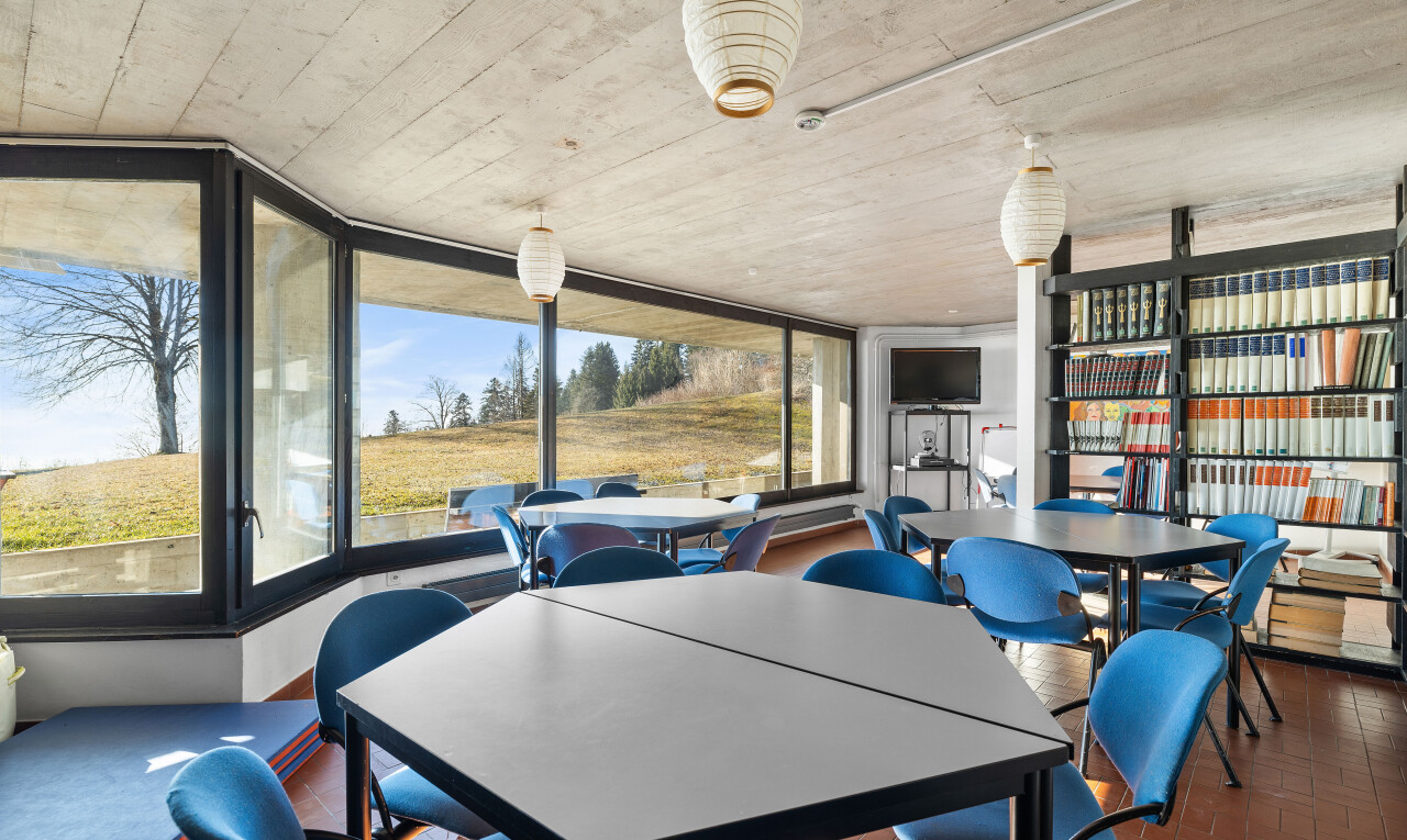 bureau avec lumière naturelle et télévision