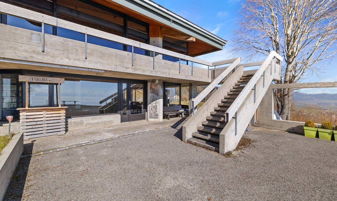 extérieur du bâtiment avec escaliers
