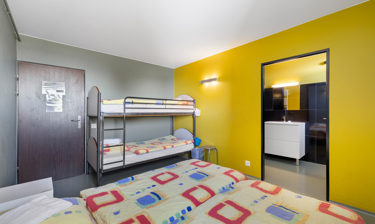 chambre avec cloison sèche et sol en béton