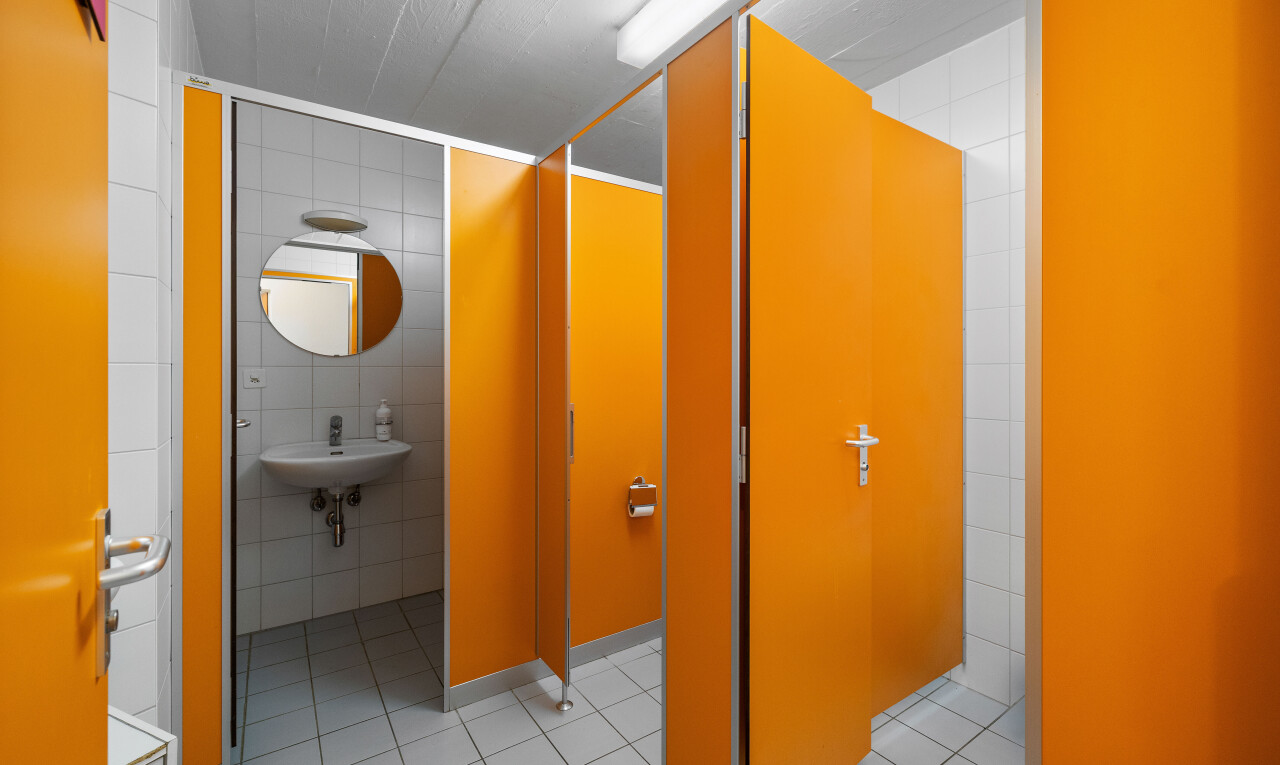 espace intérieur avec sol en carrelage et mur en carrelage