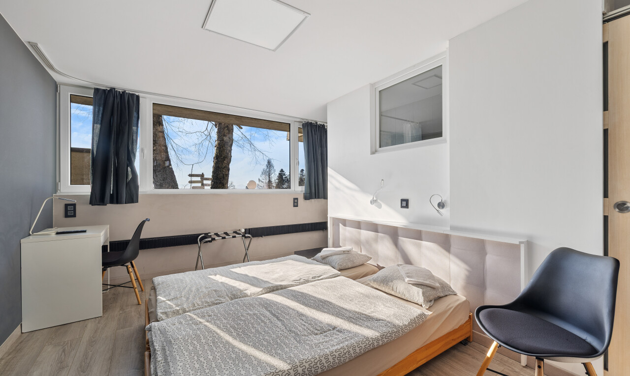 chambre avec sol en finition bois, cloison sèche, et lumière naturelle