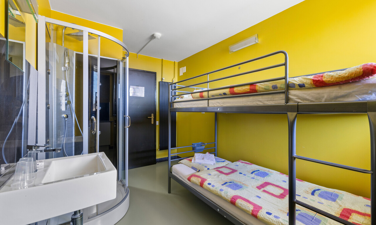 chambre avec cloison sèche, évier, et sol en béton