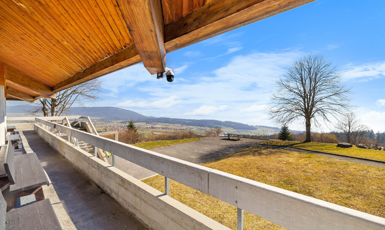 balcon avec vue sur la montagne et vue rurale