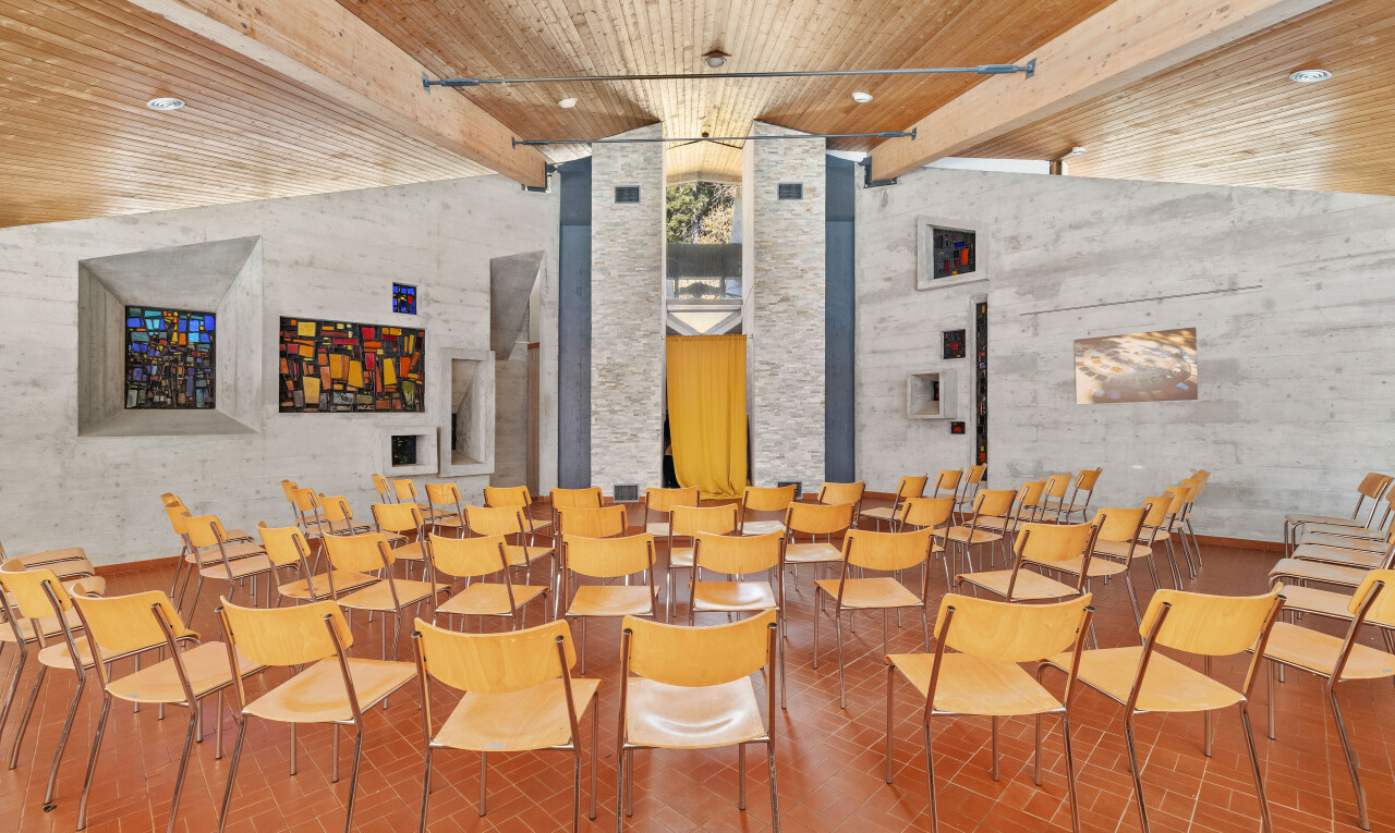 salle à manger avec sol en finition brique, plafond en bois, et plafond à poutres