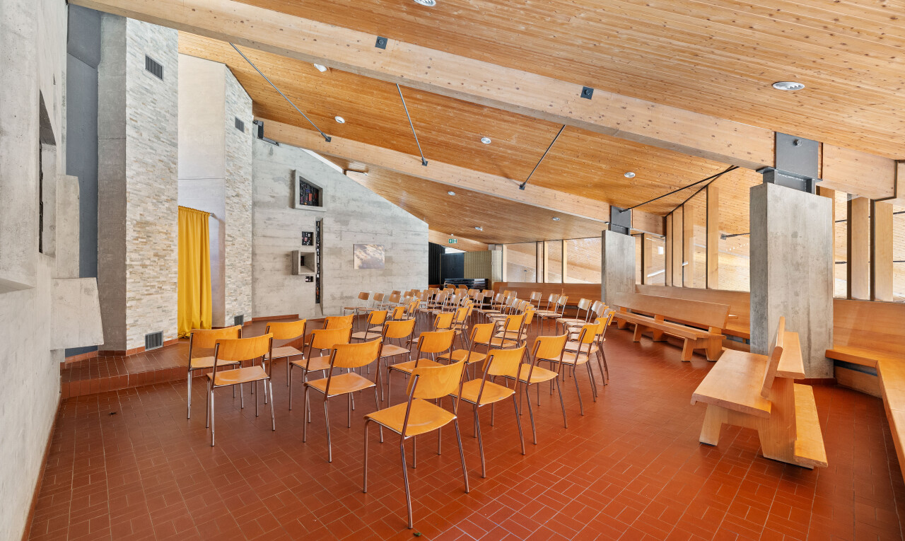 salle à manger avec plafond haut, plafond en bois, sol en finition brique, et éclairage encastré