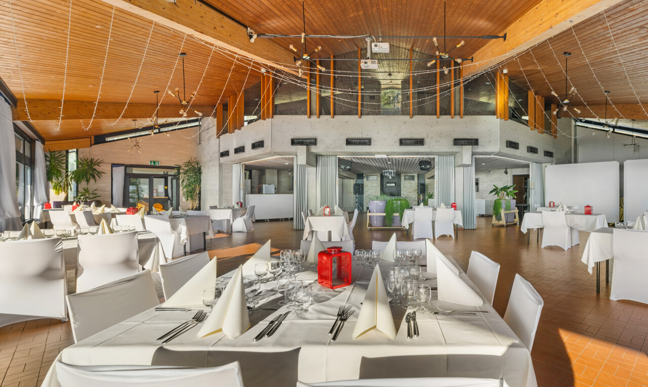 salle à manger avec plafond haut et plafond en bois
