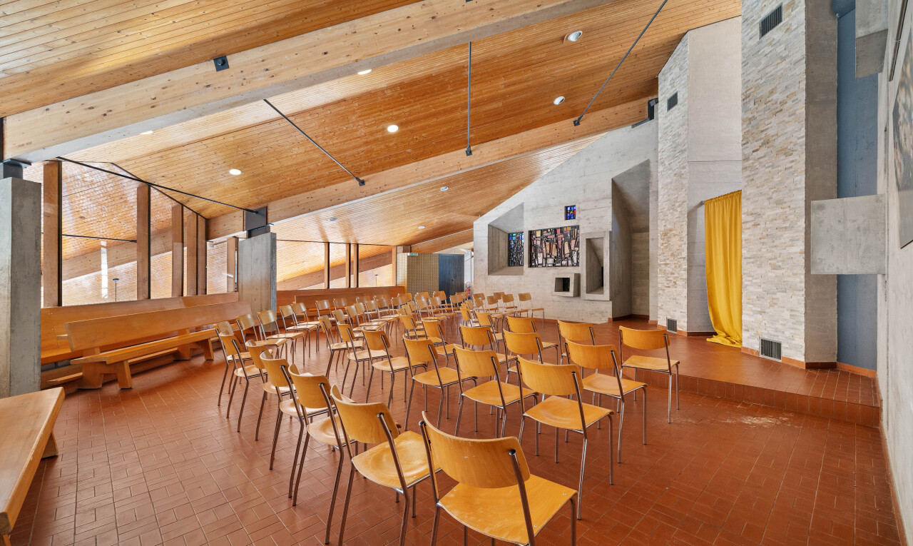 salle à manger avec plafond haut, plafond en bois, sol en finition brique, et éclairage encastré
