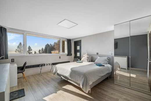 zimmer / schlafzimmer mit holzfußboden, natürliches licht, und gipskartonwand