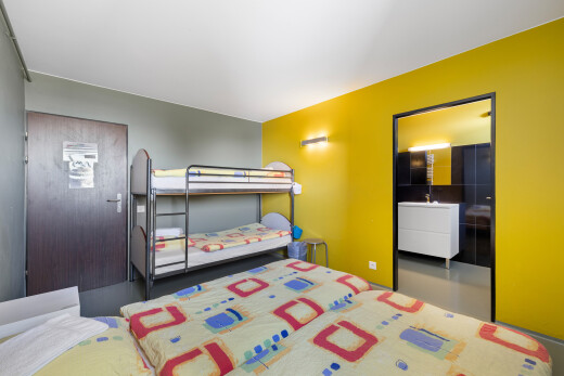 zimmer / schlafzimmer mit betonboden und gipskartonwand