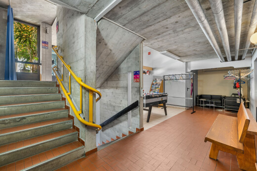 treppe mit natürliches licht, betonmauer, und treppen