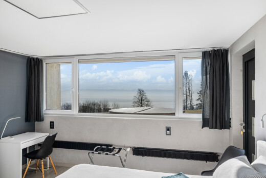 wohnzimmer mit gipskartonwand, natürliches licht, und kühler