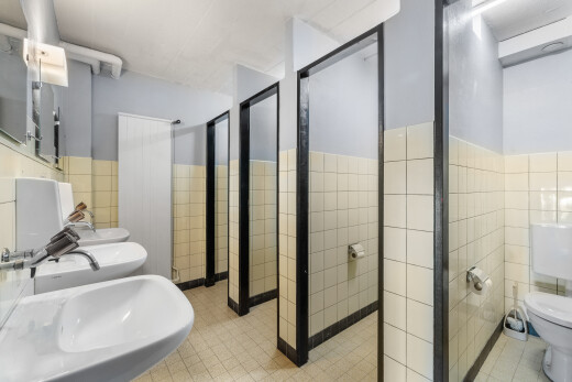 bad mit toilette, gipskartonwand, fliesenwand, und spiegel