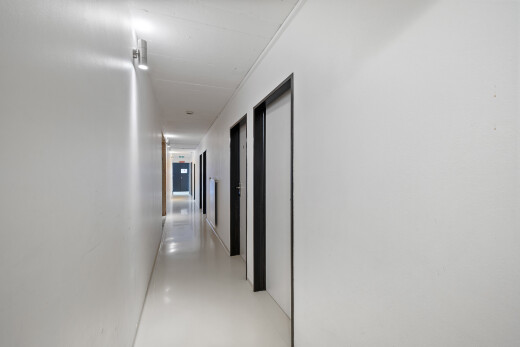 halle / korridor mit betonboden und gipskartonwand