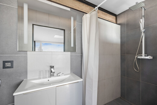 bad mit schminktisch, waschbecken, komplettes badezimmer, dusche, und spiegel