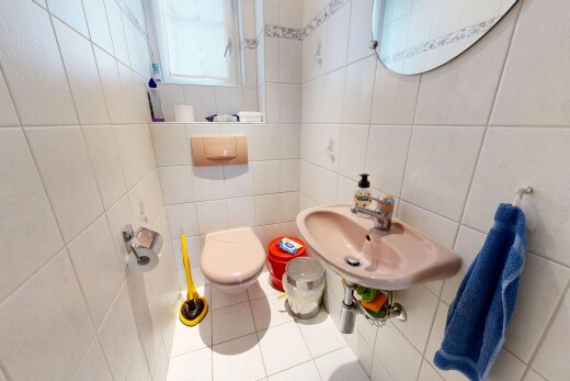 bad mit toilette, gäste-wc, spiegel, tile wall, und fliesenwand