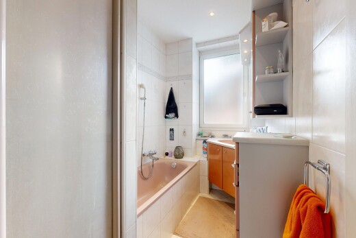 bad mit schminktisch, komplettes badezimmer, spiegel, light floor, und inside property