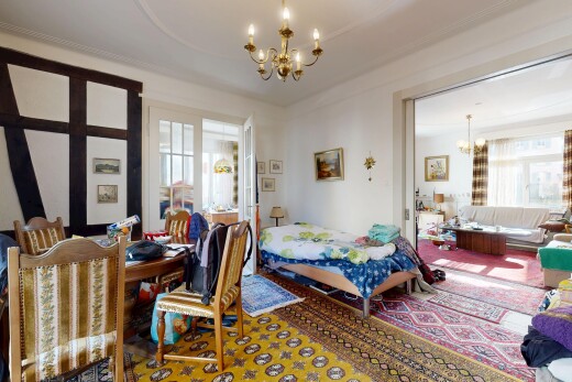 zimmer / schlafzimmer mit bemerkenswerter kronleuchter, inside property, natürliches licht, natural light, und gipskartonwand