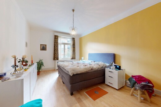 zimmer / schlafzimmer mit inside property, holzfußboden, wood finish floor, gipskartonwand, und drywall