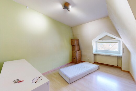 zimmer / schlafzimmer mit holzfußboden, wood finish floor, inside property, natürliches licht, und natural light