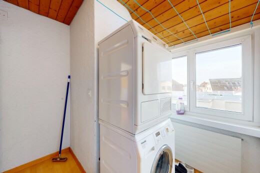 wäschekammer mit waschturm, inside property, natürliches licht, natural light, und light floor