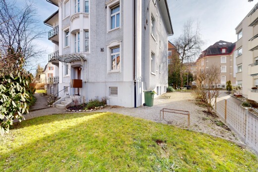 außenansicht mit zaun und day time