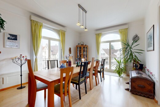 esszimmer mit drywall, gipskartonwand, inside property, wood finish floor, und holzfußboden