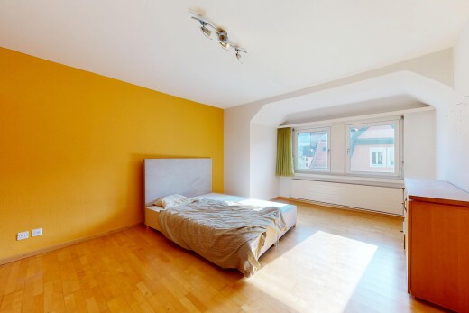 zimmer / schlafzimmer mit light floor, natural light, natürliches licht, inside property, und wood finish floor