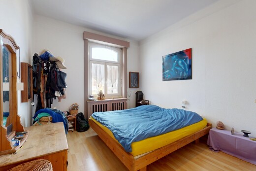 zimmer / schlafzimmer mit inside property, holzfußboden, wood finish floor, gipskartonwand, und drywall