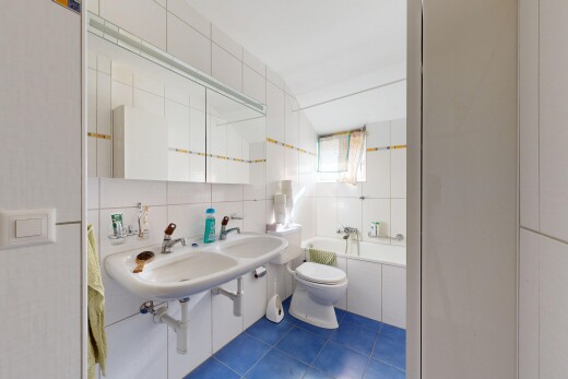 bad mit toilette, spiegel, fliesenwand, tile wall, und komplettes badezimmer