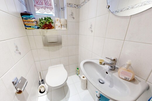 bad mit gäste-wc, toilette, tile wall, fliesenwand, und natural light