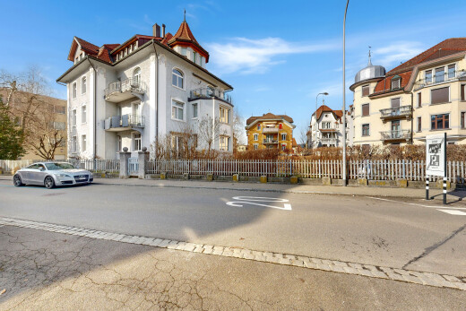 außenansicht mit zaun und day time