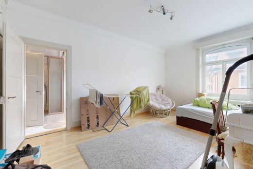 zimmer / schlafzimmer mit holzfußboden, wood finish floor, inside property, gipskartonwand, und drywall