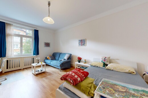 zimmer / schlafzimmer mit inside property, natürliches licht, natural light, holzfußboden, und wood finish floor