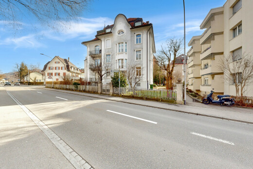 außenansicht mit zaun und day time