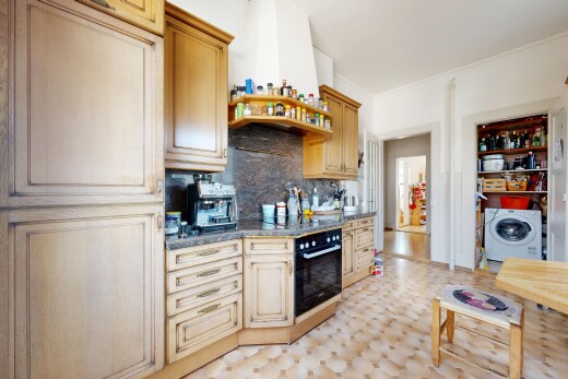 küche mit schränke mit zierleisten, crown molding cabinets, inside property, tumbler, und vinylboden