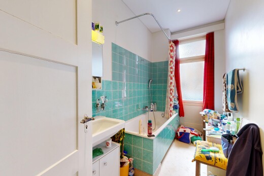 bad mit kombiniertes bad / dusche, inside property, spiegel, natural light, und natürliches licht