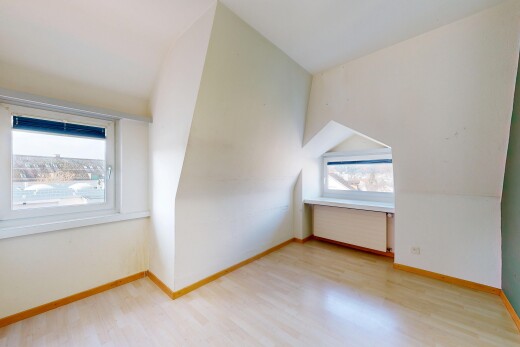 leerer raum mit zusätzliches zimmer, holzfußboden, wood finish floor, inside property, und kühler
