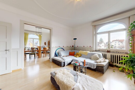 wohn- / esszimmer mit holzfußboden, wood finish floor, inside property, kühler, und gipskartonwand