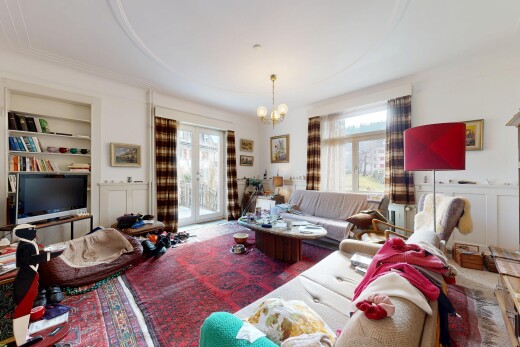 wohnzimmer mit built in shelves, eingebaute regale, französische türen, fernseher, und inside property